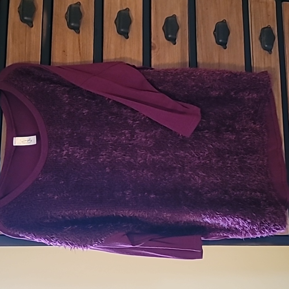 Boutique women's Top size small burgundy in color worn 1 time
